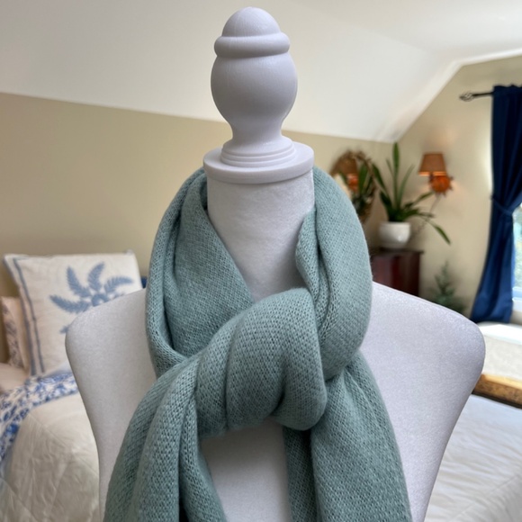 🌿✨🌿 Sage Green Cozy Soft Knit Scarf 🌿✨🌿 - Picture 4 of 8